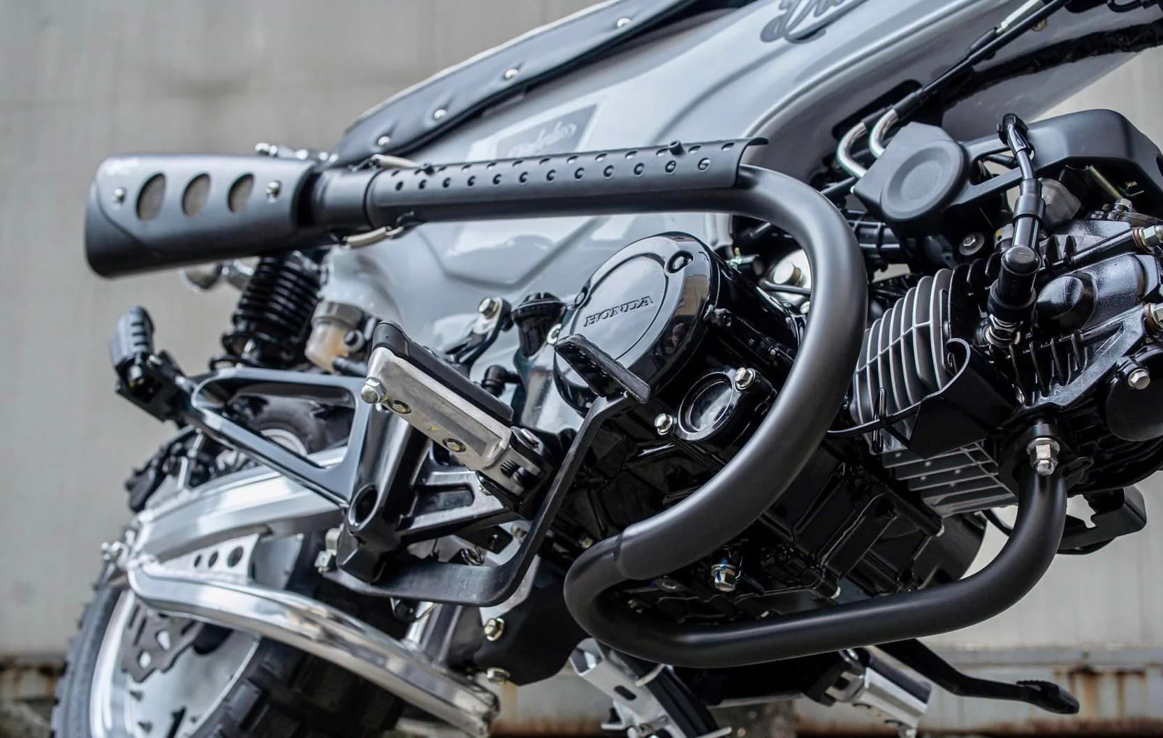 DAX125 マフラー タグ 